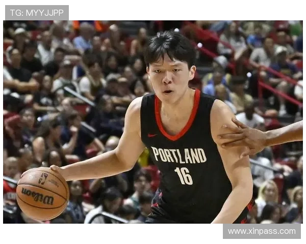 杨瀚森强势包夹下巧妙传球助攻队员命中三分球 杨瀚森强势包夹下巧妙传球助攻队员命中三分球