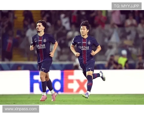 巴黎圣日耳曼球迷热烈庆祝李刚仁与阿什拉夫荣获大奖